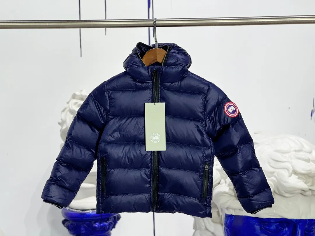 P640 CANADA GOOSE Canada Goose Crofton Children's Down Hoodie Big Goose Down Jacket 5460K Product Features ·This style uses thin channel-filled structural filling: 750-fill duck down, with lightweight fabrics and trims, lightweight and warm, allowing you to move freely ·Decorated with iconic double-stripe reflective details on the back ·Adjustable down hood sewn with reflective trim to enhance warmth and better protect against bad weather ·A weatherproof placket is designed under the two-way zipper to prevent wind and keep warm. The zipper opens from the bottom for increased range of motion and improved breathability. Power Stretch® reflective cuffs are stylish and lightweight, adding wind protection and warmth and making you more visible in low-light environments. Goose I.D. heritage label on the inside. 2 exterior pockets: Hand pockets with zipper closure and tricot fabric at the joints for softness and warmth.